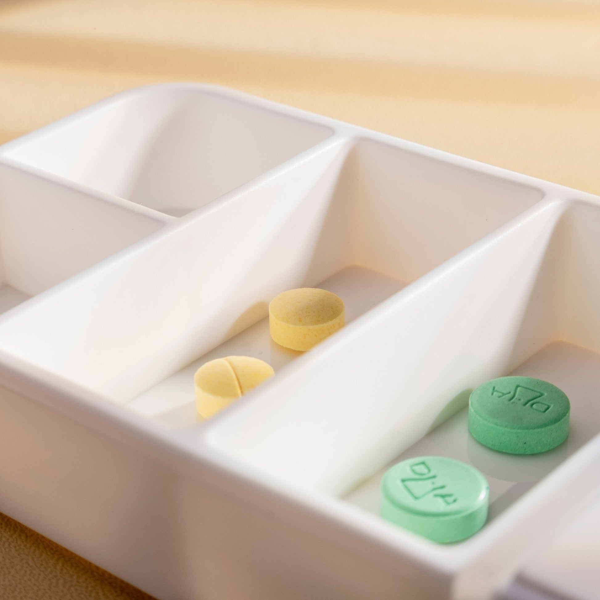 Fabufabu 4 Compartments Portable Pill Case - fabufabu design store